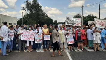 Медики перекрыли международную трассу, требуя миллионы невыплаченной зарплаты