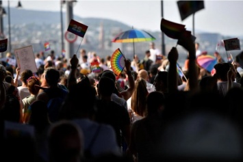 Десятки тысяч людей в Будапеште и Берлине вышли на митинги за права ЛГБТ (фото)