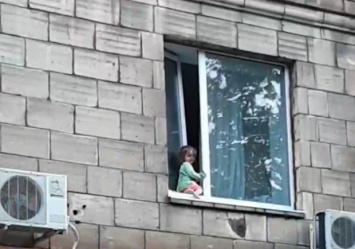 Герой: в центре Запорожья парень спас малышку, которая чуть не вывалилась из окна (видео)