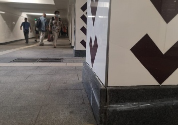И так сойдет: трещины на колонне станции метро "Святошин" заклеили скотчем