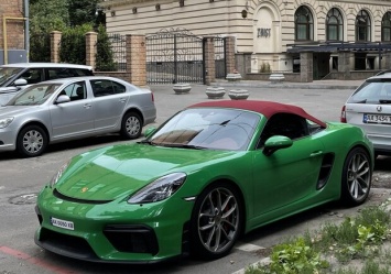 Разгоняется до 301 км/час: в Киеве заметили лимитированный суперкар Porsche