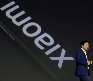 Xiaomi Mi Mix 4 может стать первым смартфоном с загнутым дисплеем и подэкранной камерой