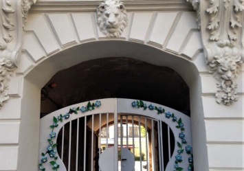 Красота неописуемая: в Днепре памятник архитектуры "украсили" забором с цветочками