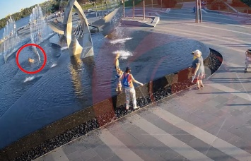 Гибель ребенка из-за падения в фонтан в Днепре: видео с места происшествия