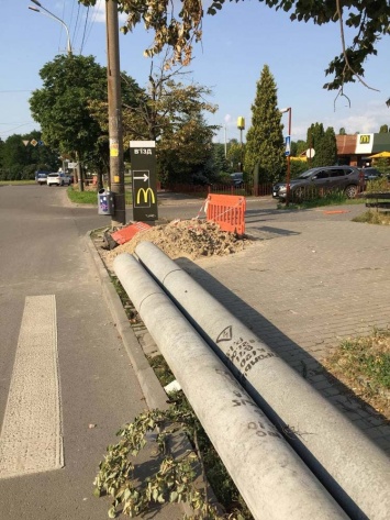 Ни пройти, ни проехать: коммунальщики бросили столбы поперек пешеходного перехода (ФОТО)