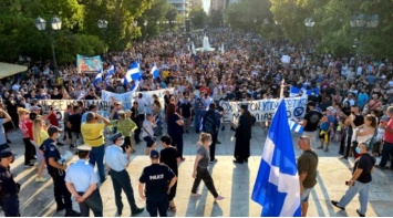 В Греции полиция водометами и слезоточивым газом разогнала протест против вакцинации