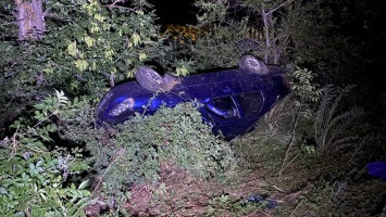 Авария под Кривым Рогом: легковой автомобиль с пассажирами улетел в кювет