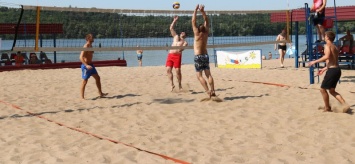 Молодые металлурги в Запорожье провели захватывающий турнир по пляжному волейболу