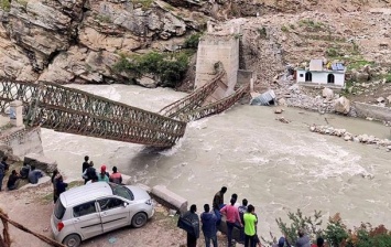В Индии камнепад разрушил мост, есть жертвы