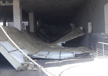 Не повезло: в ТРЦ "Киев" обшивка потолка рухнула на машины