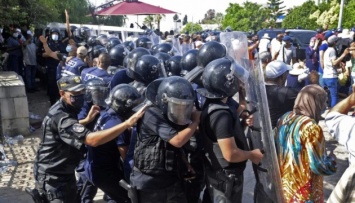 Столкновения в Тунисе: силовики ворвались в офис Al Jazeera и прогнали журналистов