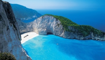 В Греции пляж покрылся густой белой пеной
