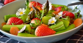 Cалат с клубникой, овощами и зеленью от Адского Шефа Алекса Якутова - простой рецепт