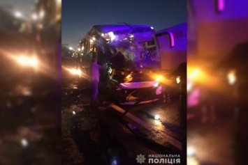 На Одесской трассе рейсовый автобус влетел в припаркованную фуру, есть жертвы и пострадавшие