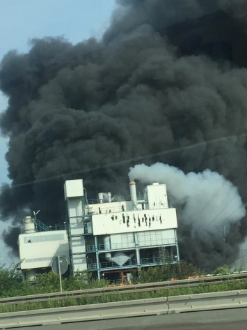 В Германии произошел мощный взрыв на химическом заводе. Власти объявили крайнюю степень опасности. Видео