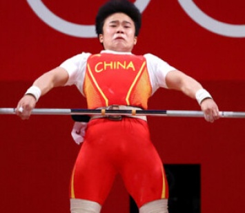Китай разгневало "уродливое" фото тяжелоатлетки - в Сети его подфотошопили