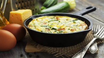 Запеканка с кабачками и сыром на сковороде: как приготовить вкусное и полезное блюдо