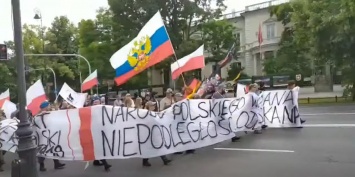 Поляки вышли протестовать против США с флагом России