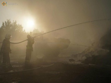 На Луганщине тушат крупный пожар на территории предприятия, - ФОТО