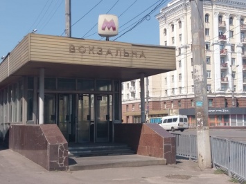 Ни души на перроне и бесплатный wi-fi: как сейчас выглядит конечная станция метро Днепра (ФОТО)