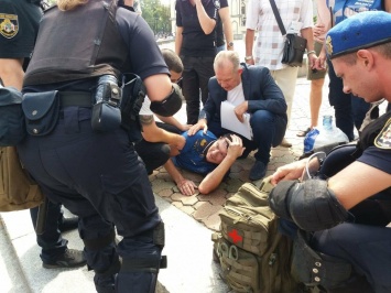 На митинге под горсоветом у днепрянина случился приступ: на помощь пришел Рыженко (ВИДЕО)