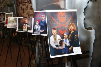 ​Не забываем: в Днепре открыта выставка с фотографиями пропавших военнослужащих