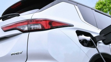 Mitsubishi Outlander PHEV нового поколения обещано больше мощности и запаса хода