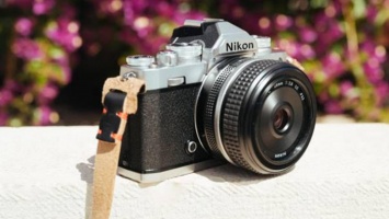 Nikon объявляет о старте продаж беззеркальной фотокамеры Nikon Z fc формата DX