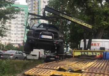 Машину автохама, который устроил личное паркоместо на Вышгородкой забрал эвакуатор