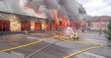 В Ужгороде произошел масштабный пожар на складах механического завода (ФОТО, ВИДЕО)