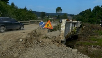 На Буковине ремонтируют дорогу до границы с Румынией