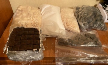 Правоохранители разоблачили 21-летнего киевлянина, который торговал конфетами с психотропными грибами (фото)