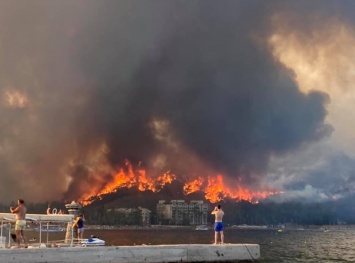 Дороги закрыты, отдыхающим рекомендуют оставаться в отеле, - туристка из Украины рассказала о пожарах в Турции