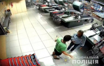 Столичные оперативники задержали мужчину, который избил охранника супермаркета (фото, видео)