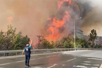 Охваченной лесными пожарами Турции стихия нанесла еще один удар, на этот раз из под земли