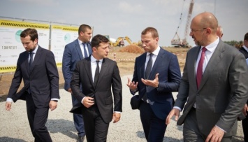Зеленский проверил строительство дорог и больницы в Донецкой области