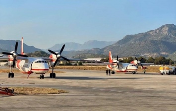 Украинские самолеты сбрасывают воду на очаги лесных пожаров в Турции