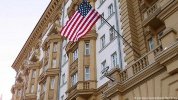Сокращение персонала посольства США в России: что это означает