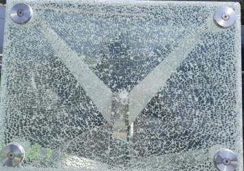 Не прошла проверку: в Киеве задержали мужчину, разбившего стенд на "стеклянном" мосту