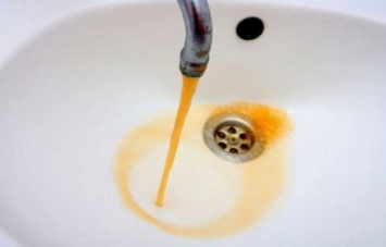 Вода желтая и воняет канализацией - "Киевводоканал" уверяет, что ее можно пить