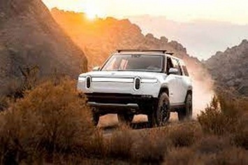 Электрический внедорожник Rivian R1S направляется в Моав для испытаний на бездорожье