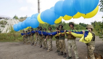 В небо над Авдеевкой в сторону Донецка подняли флаг Украины