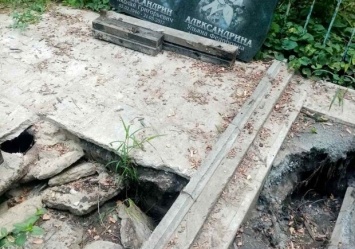 Жуть: на Чаплинском кладбище размыло могилы и появился трупный запах