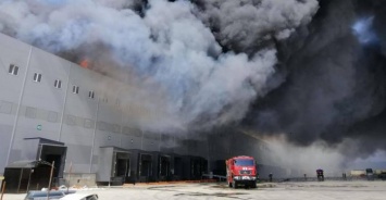 Крупный пожар охватил склады под Одессой (ФОТО, ВИДЕО)