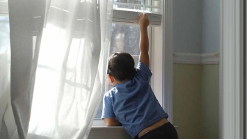 В Днепре на Батумской 6-летний мальчик выпал из окна 4-го этажа