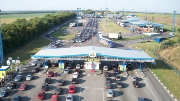 На границе Украины сотни авто застряли в очереди