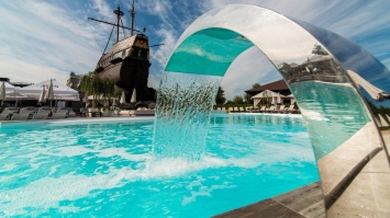 Кристальная вода для летнего релакса: где в Днепре поплавать в бассейне