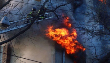 В Запорожье горит многоэтажном дом, пламя тушат полсотни спасателей