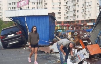 В Киеве на Позняках девушка на BMW несла киоски