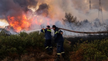 Возле Афинах бушует пожар, идет эвакуация жителей. Зеленский отправляет в Грецию сотню пожарных